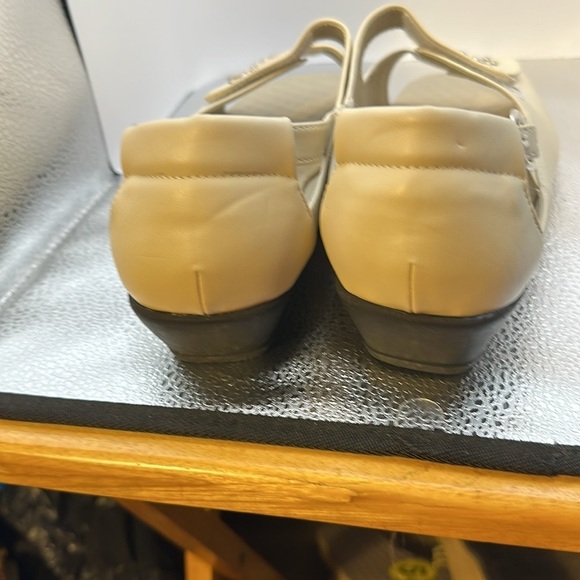 Brand new comfort, well sandals . Beautiful light tan. New without tags. 11 wide - Picture 5 of 12